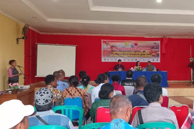 
					Suasana sosialisasi mitigasi bencana kebakaran bagi warga Distrik Abepura, Kota Jayapura, Papua, Kamis 2 Mei 2024. (KabarPapua.co/Natalya Yoku)