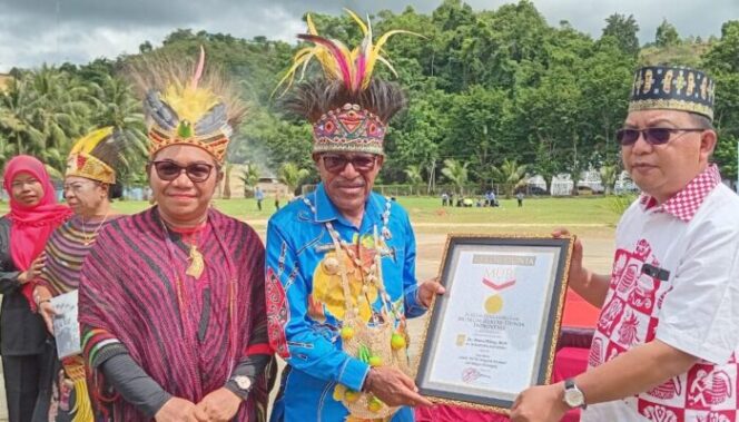 
					Penjabat Wali Kota Jayapura, Frans Pekey menerima piagram MURI di momen Hardiknas 2024. (KabarPapua.co/Natalya Yoku)