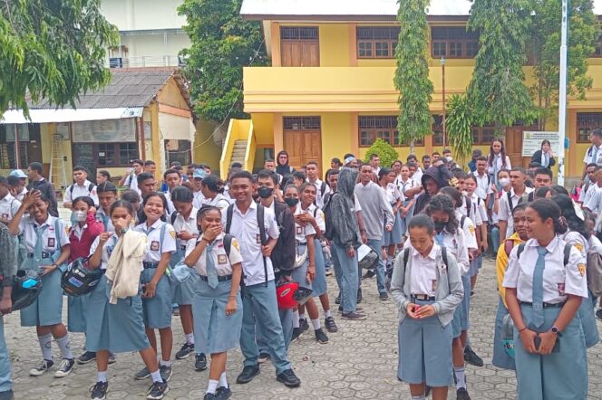 
					Pelajar SMA Katholik Taruna Dharma berkumpul pasca ujian akhir sekolah. (KabarPapua.co/Natalya Yoku)