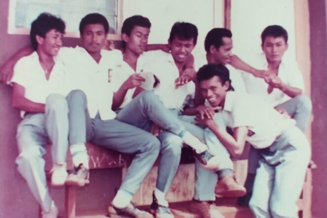 
					Kapolda Papua, Irjen Pol Mathius D. Fakhiri (kedua dari kanan) semasa sekolah di SMAN 2 Kota Jayapura. (Ist)