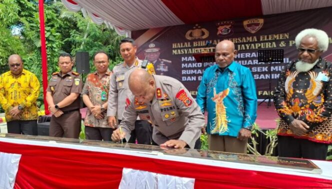 
					Kapolda Papua, Irjen Pol Mathius D Fakhiri menandatangani prasasti saat peresmian fasilitas Polresta Jayapura Kota, Sabtu 4 Mei 2024. (KabarPapua.co/Imelda) 