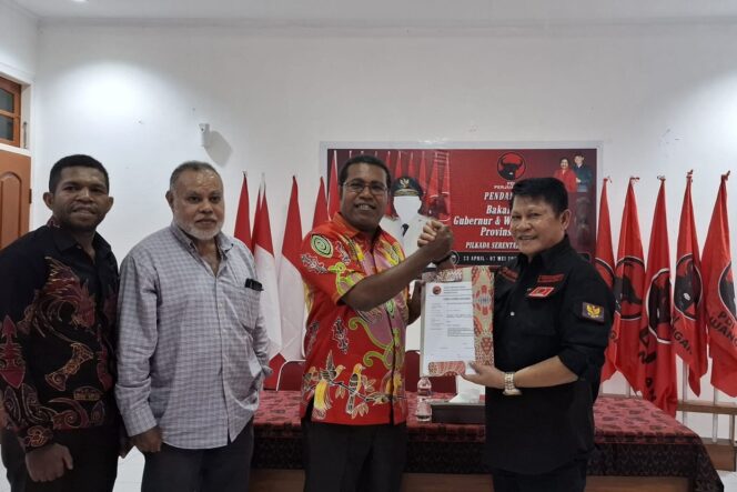 
					Eks Bupati Biak Numfor, Herry Ario Naap mengambil formulir balon Gubernur Papua di PDIP. (KabarPapua.co/Imelda)