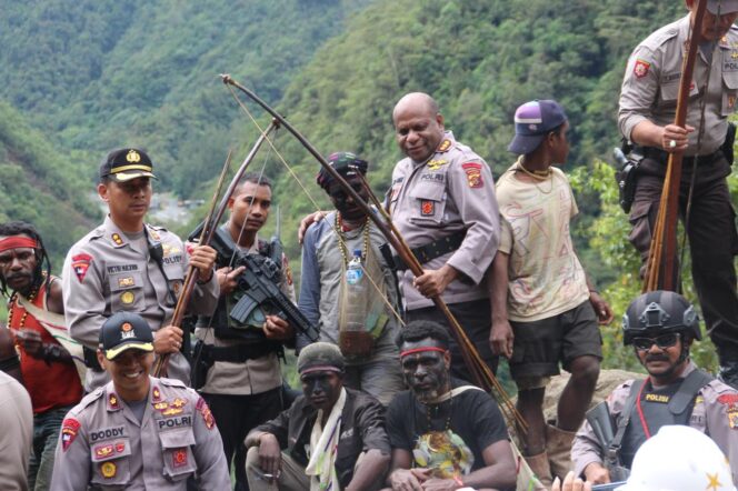 
					Sosok Irjen Pol Mathius D Fakhiri saat terjun langsung di daerah operasi Papua. (Ist)