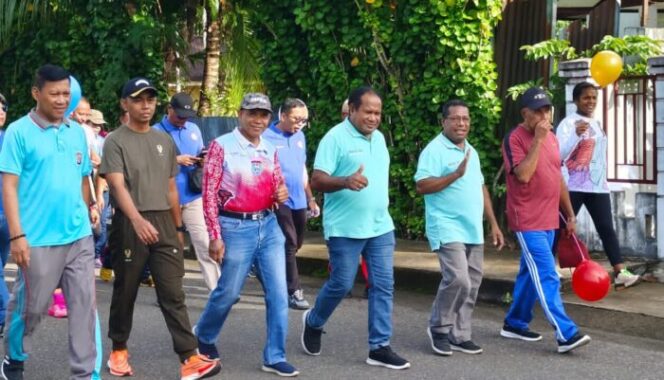 
					Asisten 3 Setda Kepulauan Yapen, Wahyudi Irianto saat mengikuti fun walk 116 tahun HBDI, Sabtu 11 Mei 2024. (Humas Pemkab Yapen)