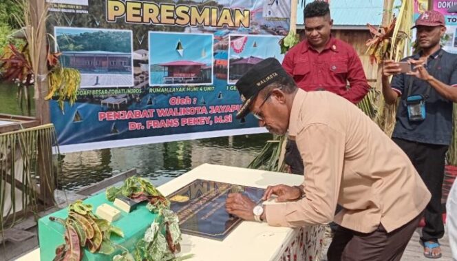 
					Penjabat Wali Kota Jayapura, Frans Pekey meresmikan sejumlah fasilitas di Kampung  Tobati, Selasa 14 Mei 2024. (KabarPapua.co/Natalya Yoku)