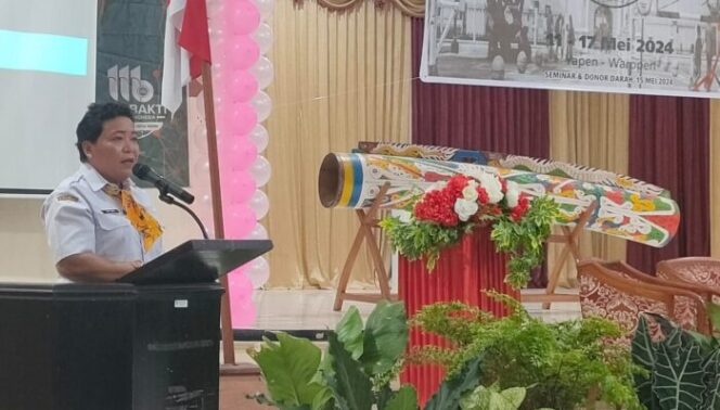 
					Sekda Kepulauan Yapen, Erny Tania saat membuka seminar kesehatan IDI bagi generasi muda, Rabu 15 Mei 2024. (KabarPapua.co/Ainun Faathirjal)