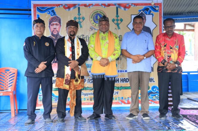 
					Kapolda Papua, Irjen Pol Mathius D. Fakhiri bersama Benyamin Arisoy saat menghadiri Halal Bihalal Paguyuban Pasundan di Kota Jayapura. (Ist)