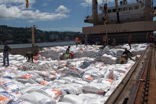 
					Proses bongkar muat beras impor asal Vietnam di Pelabuhan Jayapura, Papua, Kamis 16 Mei 2024. (KabarPapua.co/Imelda)