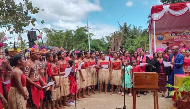 
					Sukacita ibadah perayaan Pentakosta II di Gereja Bukit Zaitun Skyland, Kota Jayapura, Papua, Senin 20 Mei 2024. (KabarPapua.co/Natalya Yoku)