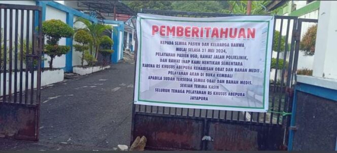 
					Baliho pemberitahuan tutup pelayanan sementara Rumah Sakit Jiwa Abepura, Selasa 21 Mei 2024. (KabarPapua.co/Natalya Yoku)