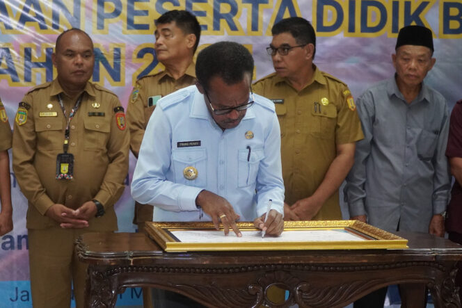 
					Penjabat Wali Kota Jayapura, Frans Pekey menandatangani pakta integritas PPDB , Selasa 21 Mei 2024. (KabarPapua.co/Natalya Yoku)