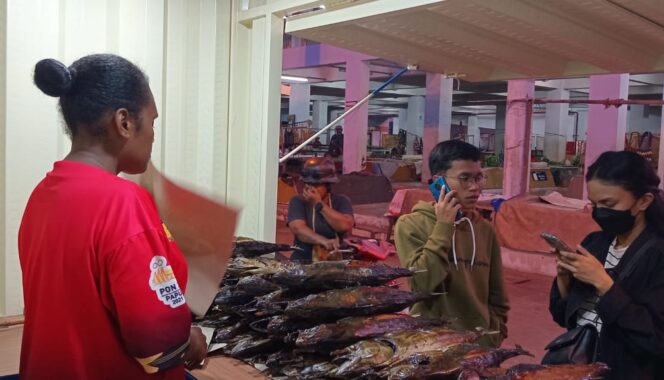 
					Penampakan pedagang ikan asar menggunakan booth kontainer bantuan Dinas Perikanan Kota Jayapura, Rabu 22 Mei 2024. (KabarPapua.co/Natalya Yoku)