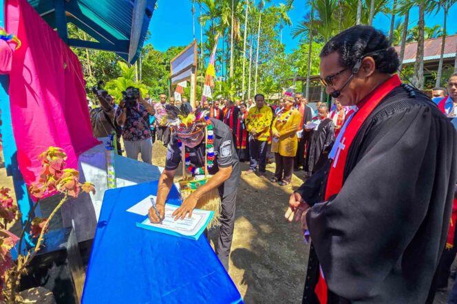 
					Penjabat Bupati Kepulauan Yapen, Welliam Manderi menandatangani prasasti gedung baru GKI Eben Haezer Barawai, Minggu 26 Mei 2024. (Humas Pemkab Yapen)