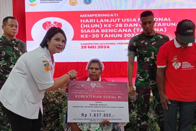 
					Penyerahan bantuan Atensi Kemensos kepada lansia di Kabupaten Jayapura, Papua, Rabu 29 Mei 2024. (KabarPapua.co/Natalya Yoku)