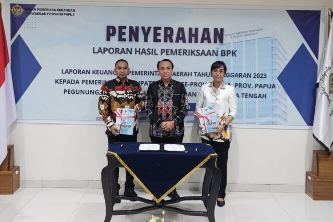 
					Penjabat Bupati Jayapura, Triwarno Purnomo usai menerima opini WTP dari BPK RI Papua atas LKPD 2023. (Ist)