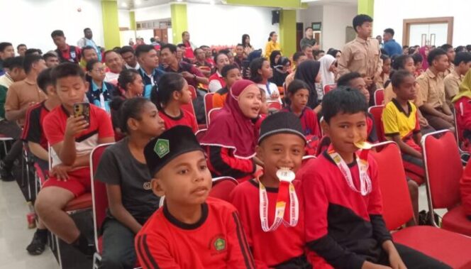 
					Antusias peserta O2SN dari Kota Jayapura saat mengikuti pelepasan oleh Penjabat Wali Kota Jayapura, Christian Sohilait, Jumat 31 Mei 2024. (KabarPapua.co/Natalya Yoku)