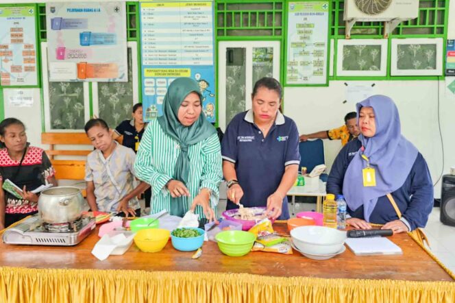 
					Pelatihan Kader Posyandu PMT Puskesmas Warari dalam memanfaatkan pangan lokal. (Humas Pemkab Yapen)