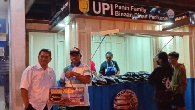 
					Penampakan pedagang ikan asar menggunakan booth kontainer bantuan Dinas Perikanan Kota Jayapura, Rabu 22 Mei 2024. (KabarPapua.co/Natalya Yoku)