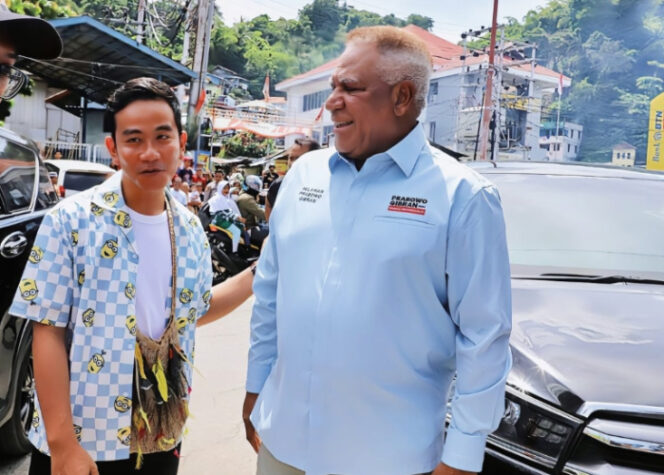 
					Paulus Waterpauw bersama Wakil Presiden terpilih, Gibran Rakabuming Raka di Jayapura. (Foto: ist)