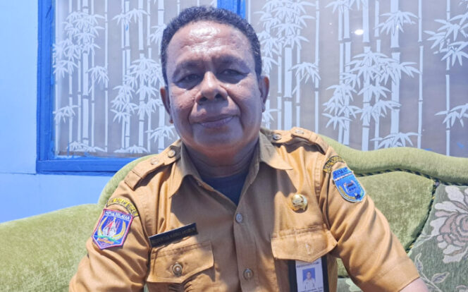 
					Sekretaris Dinas Pendidikan Kabupaten Asmat, Robertus Kirwelakubun. (Abdel Syah/KabarPapua.co)