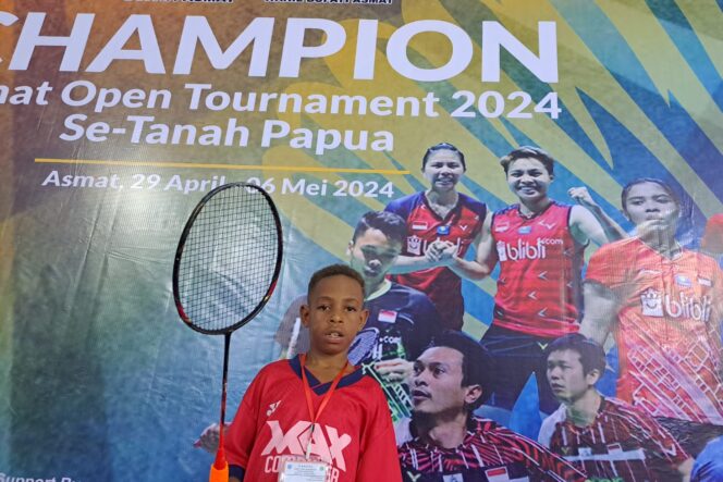 
					Kastianus, pemain termuda di Turnamen Asmat Open Badminton. (KabarPapua.co/Abdel Syah)