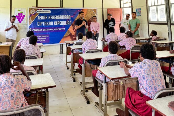 
					Karyawan muda Freeport Indonesia memberikan edukasi kepada siswa SD Negeri Otakwa, Distrik Mimika Timur, Kamis 18 April 2024. (Freeport)