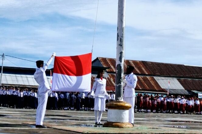 
					Pelaksanaan upacara bendera peringatan Hari Pendidikan Nasional 2024 di Kabupaten Asmat, Papua Selatan, Kamis 2 Mei 2024. (KabarPapua.co/Abdel Syah)