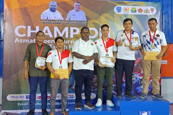 
					Bupati Asmat, Elisa Kambu saat menutup Turnamen Badminton Asmat Open 2024. (KabarPapua.co/Abdel Syah)