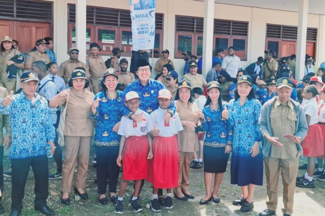 
					Sekda Pegunungan Bintang, Jeni Linthin bersama guru dan pelajar di peringatan Hardiknas 2024. (Ist)
