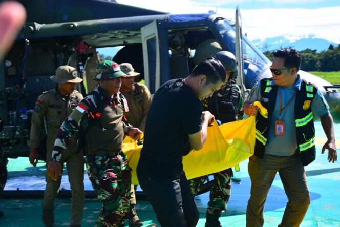 
					TNI Polri evakuasi jenazah korban penembakan KKB dari Distrik Homeyo, Kabupaten Intan Jaya menuju Kabupaten Mimika, Papua Tengah, Sabtu 4 Mei 2024. (Humas Polda Papua)
