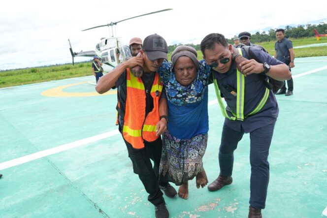 
					Proses evakuasi mama Papua penderita diabetes di Pedalaman Kampung Yuguru, Kabupaten Nduga. (KabarPapua.co/Stefanus Tarsi)
