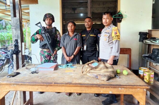 
					TNI Polri mengamankan wanita asal Papua Nugini karena membawa 2 butir peluru kewilayah Perbatasan RI-PNG. (Humas Polda Papua)