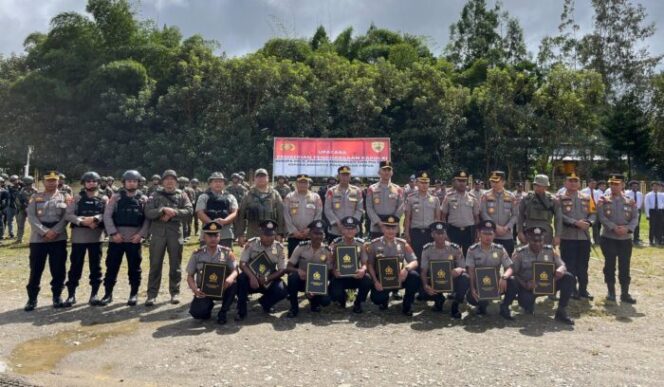 
					11 personel Polda Papua penerima penghargaan dari Kapolri karena melumpuhkan KKB pada 2023 silam. (Humas Polda Papua)
