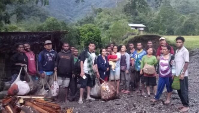 
					Penampakan warga Pegunungan Bintang memilih mengungsi imbas teror KKB. (Humas Polda Papua)