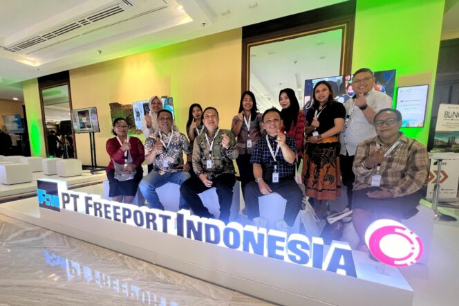 
					Tenaga kesehatan asal Mimika berfoto bersama di sela-sela mengikuti Bali International Neurovascular Intervention Conference (BLINC) di Nusa Dua, Bali. (Dok Freeport)