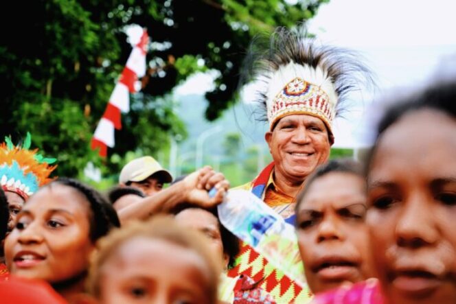 
					Paulus Waterpauw di tengah masyarakat Papua dalam sebuah kesempatan. Foto: ist 