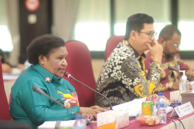 
					Penjabat Gubernur Papua Tengah, Ribka Haluk dalam rapat evaluasi kinerja triwulan kedua di Kemendagri, Kamis 16 Mei 2024. (Humas Pemprov Papua Tengah)