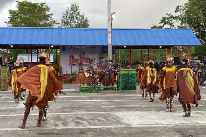 
					Pembukaan Ferstival Beworpit-Teweraut di Kabupaten Asmat, Papua Selatan. (KabarPapua.co/Abdel Syah)
