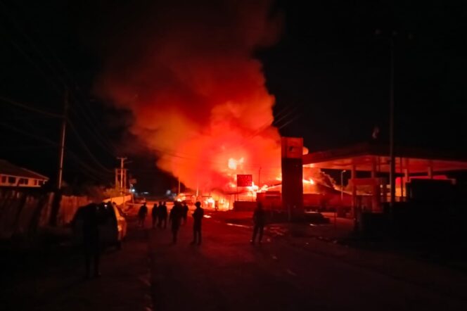 
					KKB membakar kios dan sekolah di Kabupaten Paniai, Papua Tengah, Rabu dini hari. (Humas Polda Papua)