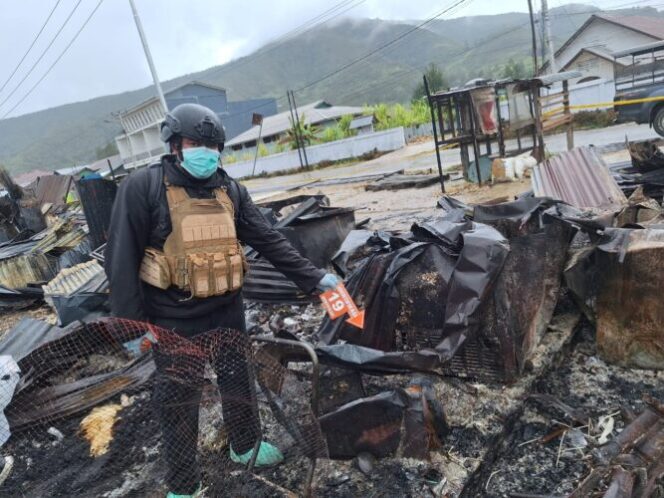 
					Olah TKP lokasi pembakaran sekolahd an kios di Paniai. Foto: Polda Papua.