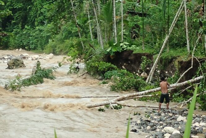 
					Penampakan Kali Manauimi, Kampung Yapen saat terjadi banjir. (KabarPapua.co/Agies Pranoto)