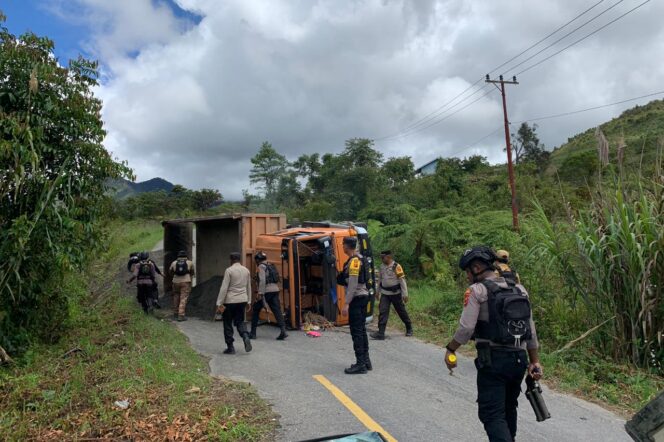 
					Kapolres Dogiyai, Kompol Sarraju mendatangi lokasi kecelakaan dump truck bermuatan batu ciping di Jalan Trans Nabire-Enaro, Senin 27 Mei 2024. (Humas Polda Papua)