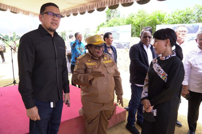 
					Penjabat Gubernur Papua Tengah Ribka Haluk saat menyambut Ketua Komisi II DPR RI, Ahmad Doli saat kunjungan di Nabire. (Humas Pemprov Papua Tengah)
