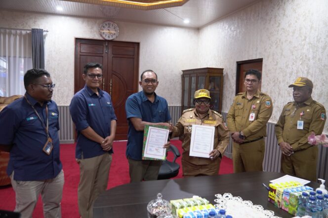 
					Penjabat Gubernur Papua Tengah, Ribka Haluk menunjukan Perjanjian Kerja Sama dengan PLN, Rabu 29 Mei 2024. (Humas Pemprov Papua Tengah)