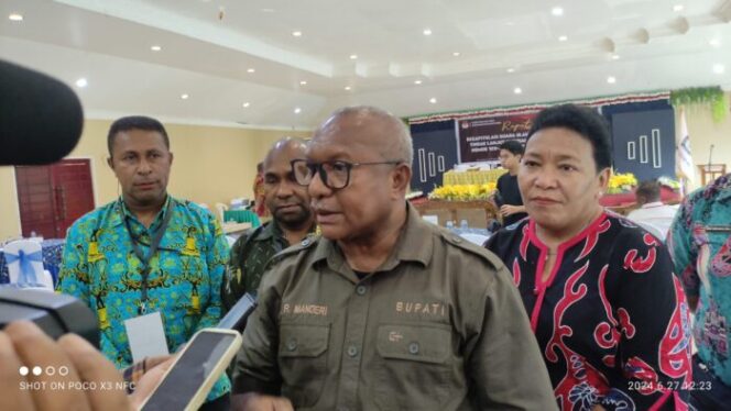 
					Penjabat Bupati Kepulauan Yapen, Welliam Manderi usai menghadiri pembukaan rapat pleno rekapitulasi ulang Dapil 1, Kamis 27 Juni 2024. (KabarPapua.co/Ainun Faathirjal)