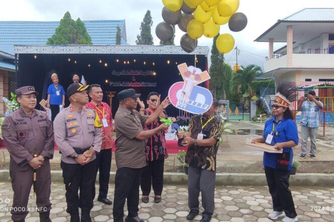 
					Penjabat Bupati Kepulauan Yapen, Welliam Manderi resmi membuka Cenderawasih Youth Day 2024. (KabarPapua.co/Ainun Faathirjal)