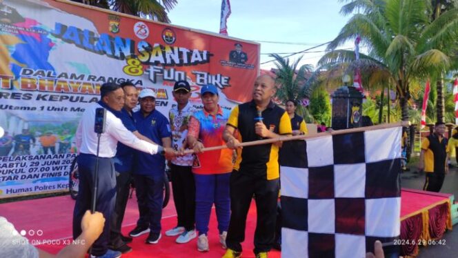 
					Kapolres Kepulauan Yapen, AKBP Herzoni Saragih melepas peserta fun run dan fun bike HUT Bhayangkara, Sabtu 29 Juni 2024. (KabarPapua.co/Ainun Faathirjal)