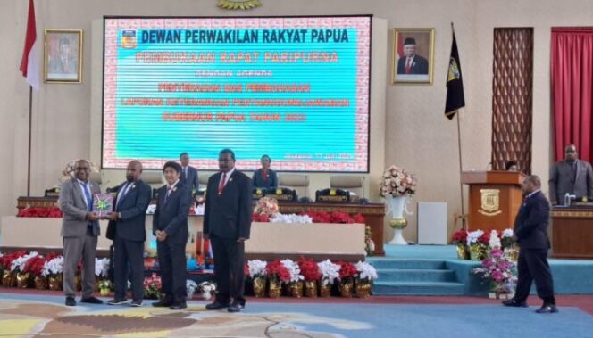 
					Penjabat Sekda Papua, Derek Hegemur saat menyerahkan LKPJ Gubernur Tahun 2023 kepada DPRP, Selasa 11 Juni 2024. (KabarPapua.co/Imelda)