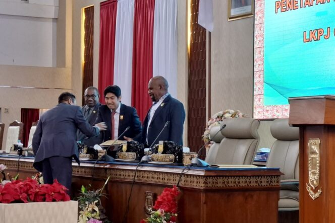 
					Ketua DPR Papua, Jhony Banua Rouw usai mendengar laporan rekomendasi atas LKPJ Gubernur 2023, Kamis 13 Juni 2024. (KabarPapua.co/Imelda)
