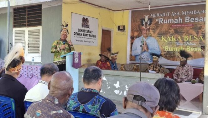 
					Paulus Waterpauw saat memberikan sambutan pada kunjungan di Kantor Sekretariat Dewan Adat Papua, Sabtu 22 Juni 2024. (KabarPapua.co/Imelda)